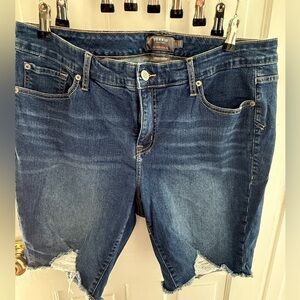 Torrid - Mid Rise Bermuda short - Vintage Stretch- distressed